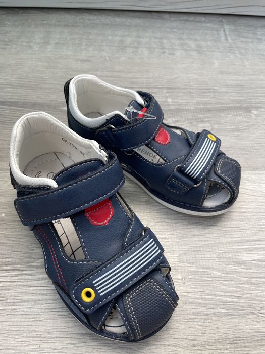 Продам новые сандали