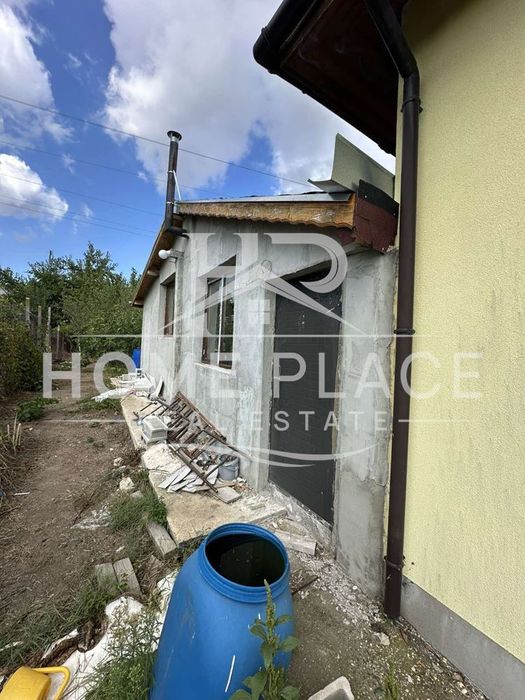 Къща с двор, две паркоместа и барбекю зона в с.Слънчево.