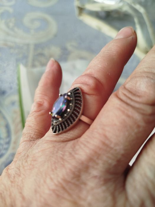 Продается кольцо серебря ное с камнем хамелеон.