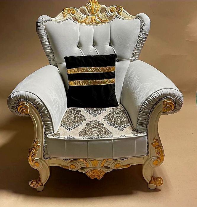 Два броя фотьойл в стил Барок