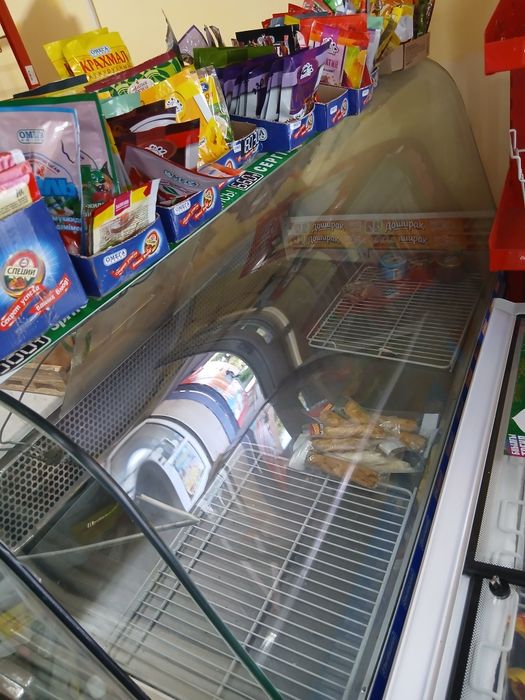 Продам холодильную витрину (нерабочая, под восстановление или на запча