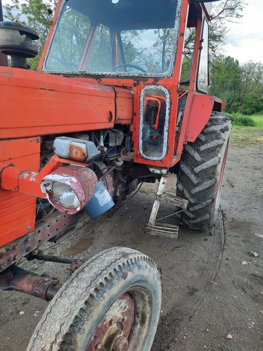 Vând tractor 650 în stare  de funcționare și o remorcă pe o axă basculabilă