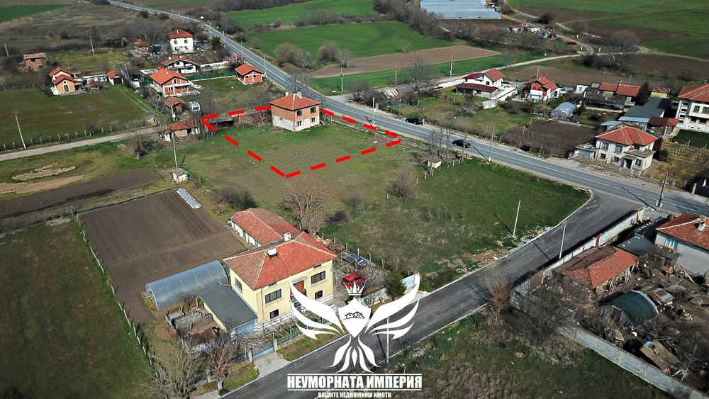 Продавам двуетажна къща 175РЗП и двор 890кв.м. с гараж в с.Кочево