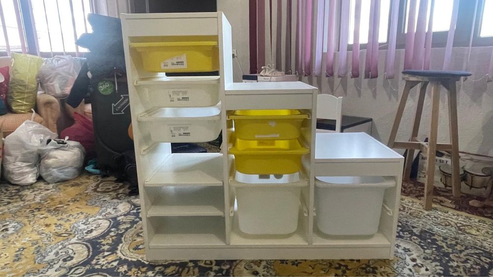 Dulap cu polite si tavi de plastic pentru jucarii