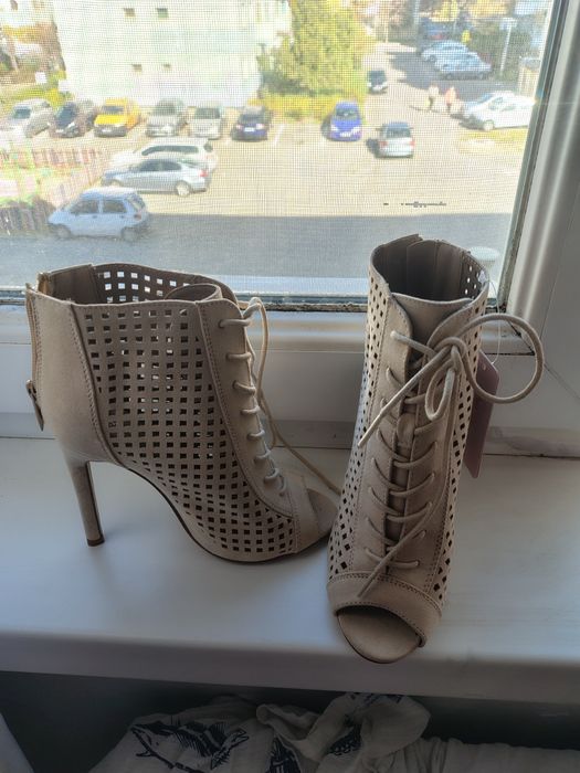 Botine bej, cu toc, 35, noi cu etichetă