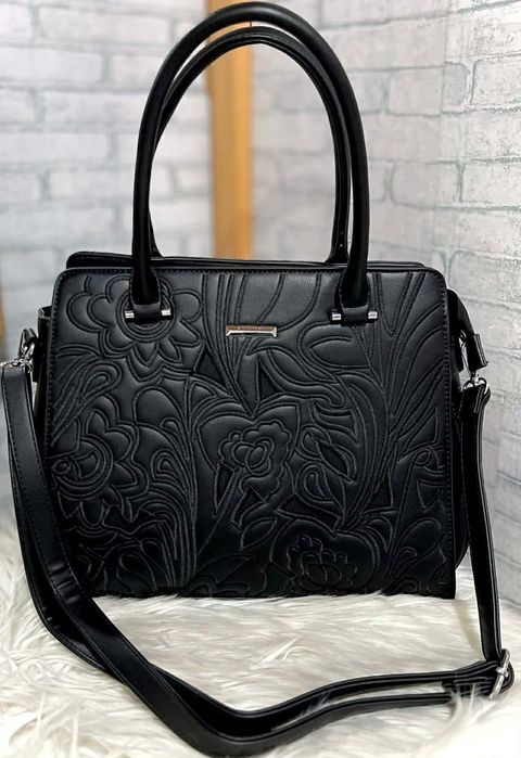 Елегантна дамска чанта с флорален релеф