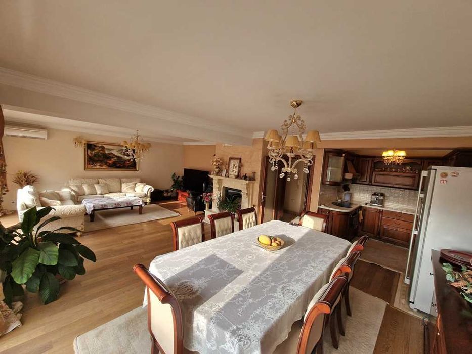 Продава се Тристаен апартамент в Благоевград, Широк център - 124 кв.м за 2097 €/кв.м - Снимка #1