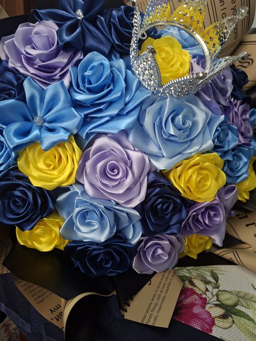 Buchet 31 flori din satin (27 trandafiri-4 plumeria)