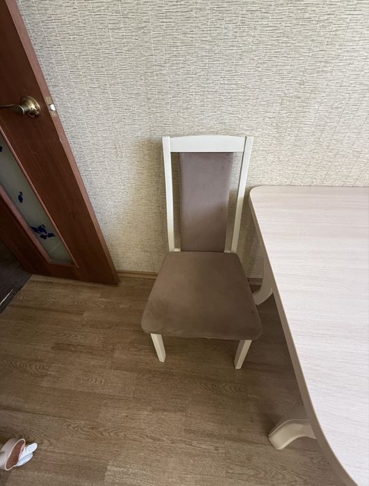 Продам стол и стулья.