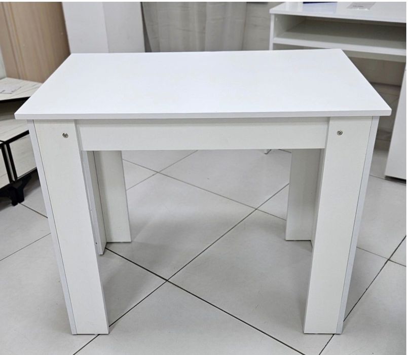 Обеденный стол белый