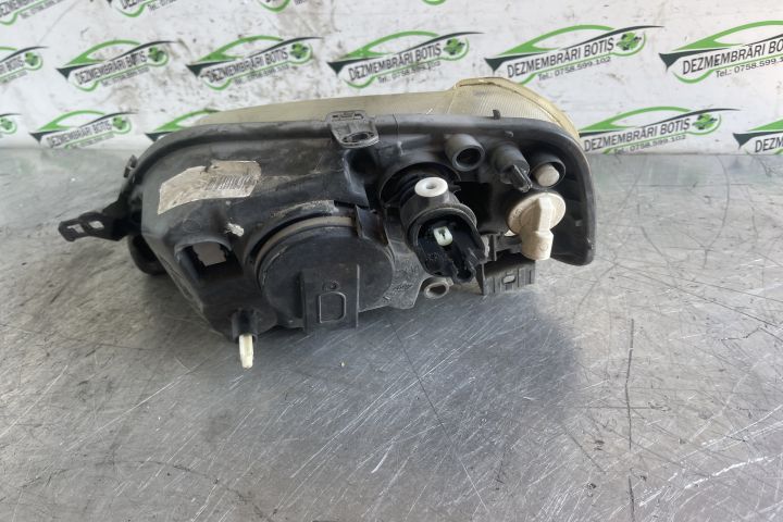 Far dreapta 8200211006 Dacia Logan prima generatie