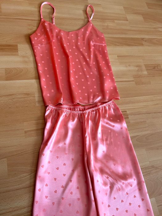 Set pijama de satin cu inimoare roz