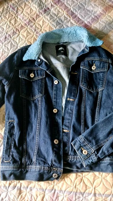 Дънково яке тъмно синьо на цвят .