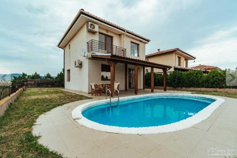 Къща с басейн за дългосрочен наем