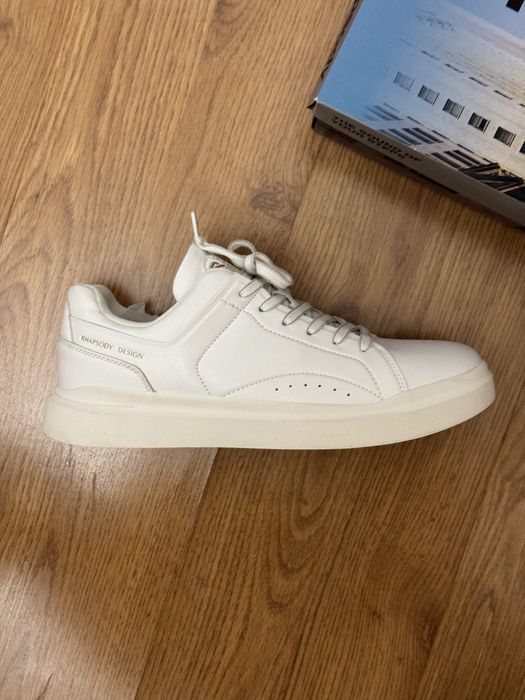 Белые кроссовки Rhaps