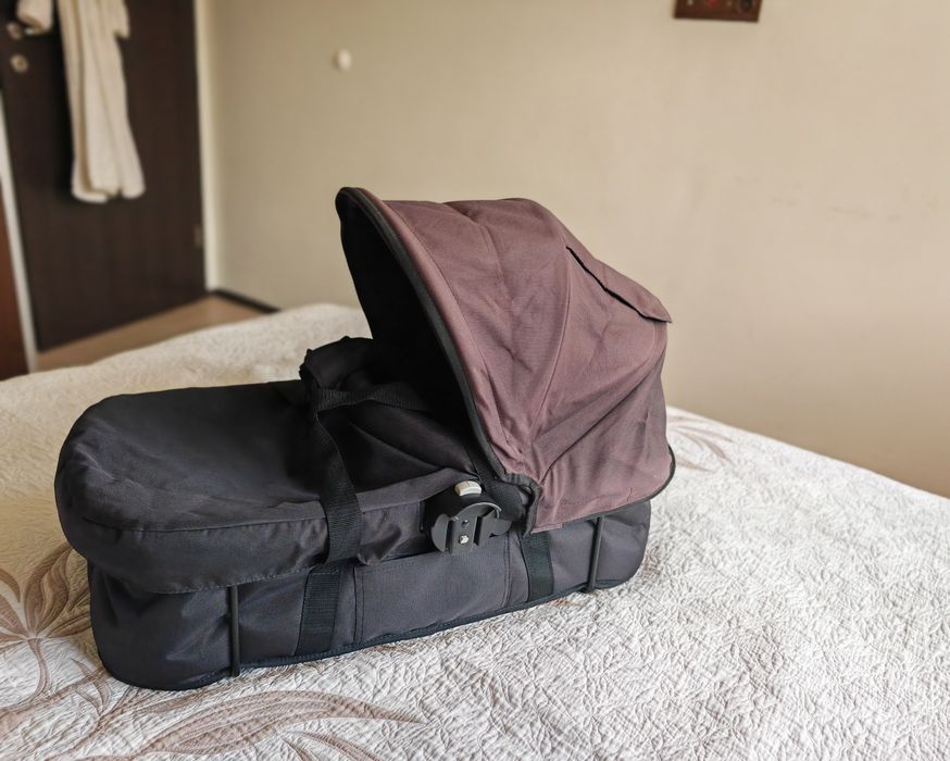 Двойна количка за породени деца или близнаци. + кош за новородено