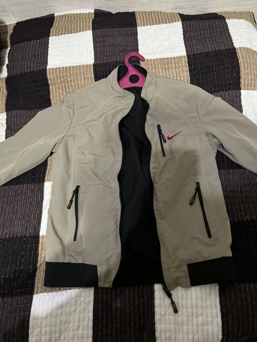 Продаю куртку осень весна