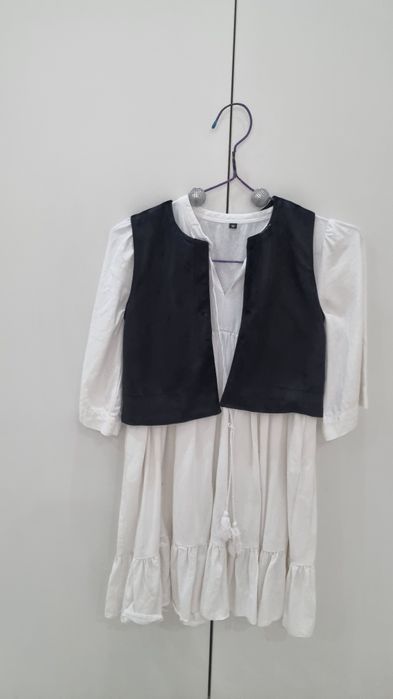 Одежда для девочек, платье, куртки.