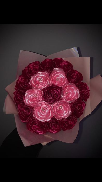 Buchete de trandafiri din satin – cadoul perfect de 1 și 8 Martie