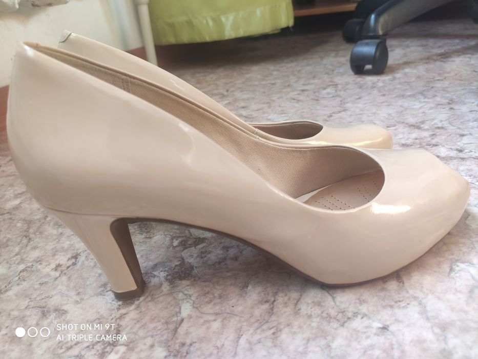 Продам женские туфли