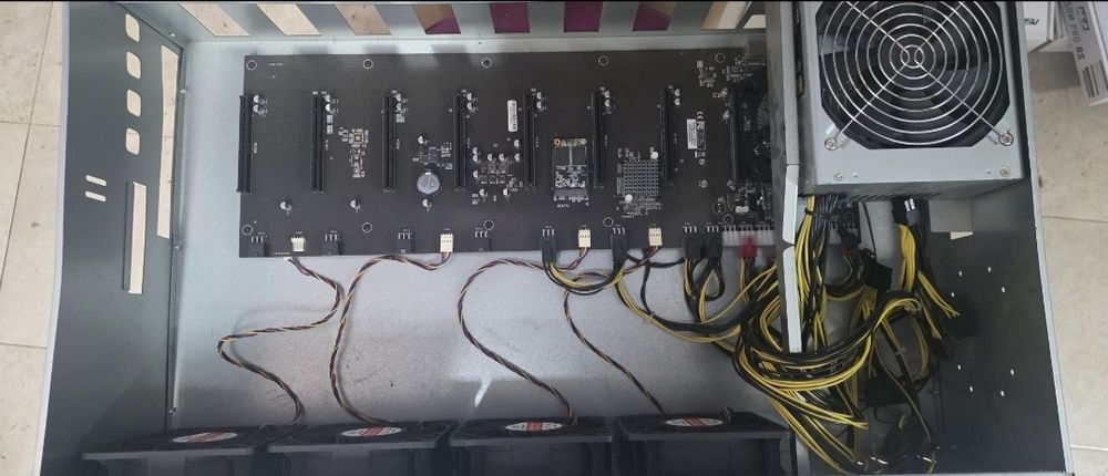 GPU Rig с 2x 2000W захранвания – подходящ за AI