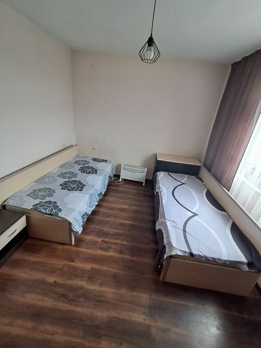 Давам под наем  обзаведен тристаен апартамент в гр.Сливница.