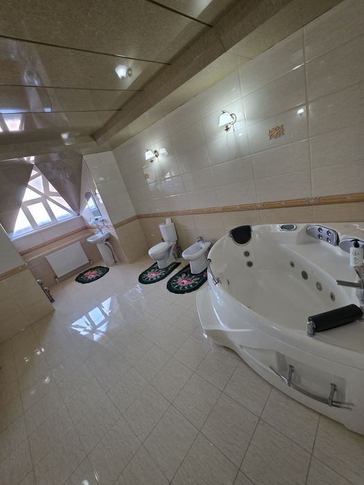 Дурмон махалласида 11 хона 14 сотихли  евроуй сотилади.