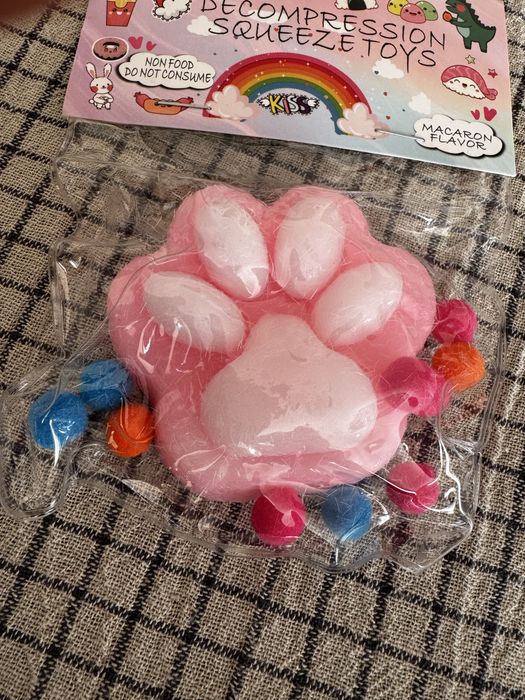 Капсули с играчки 55 мм котешки лапички