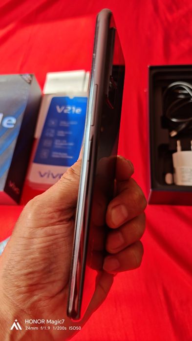 Отличный Vivo V21e 8/128гб