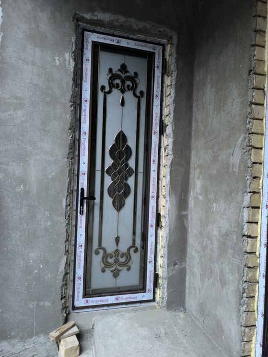 Ustanofka rom- eshik