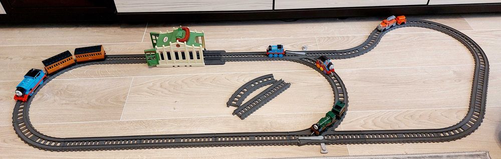 Set 5 trenulete + sine si depou Thomas si prietenii / Thomas and friends