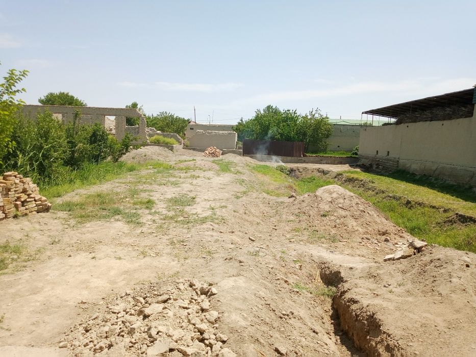 8 sotiqli hovli sotiladi