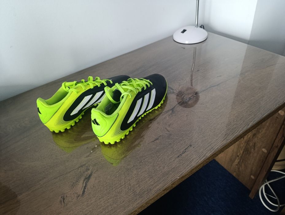 Acestea sunt ghete de fotbal Adidas Copa Pure III Club TF de culoare verde neon și negru.
Mărimea40