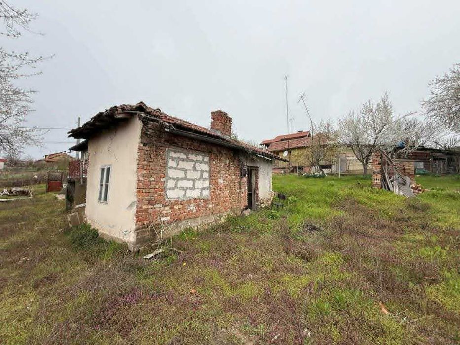 Продавам имот със сграда,гараж и парцел в с.Червена вода област Русе