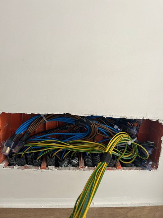 Electrician cu o vasta experiență