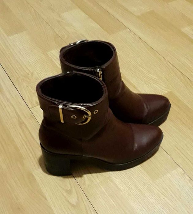 Ghete cu toc din imiatatie de piele, aproape noi