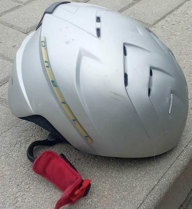 Продавам детска ски каска