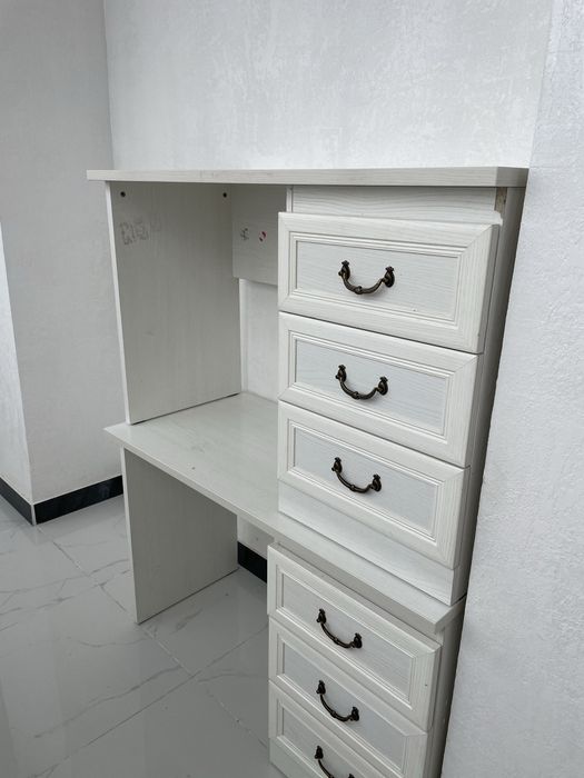 Столы и тумба…………