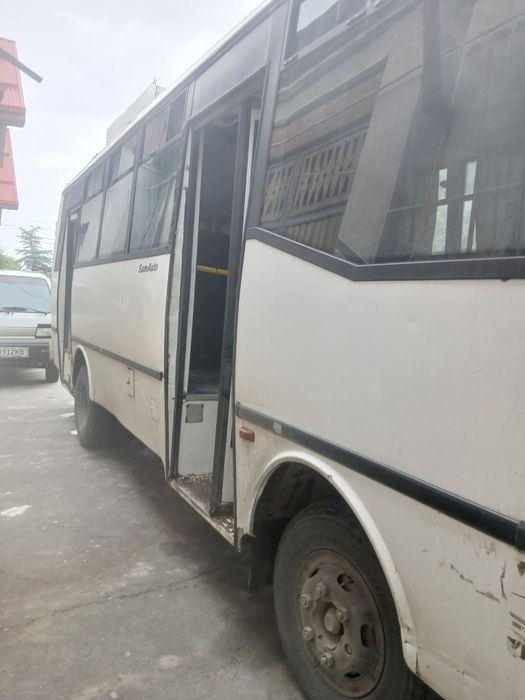Isuzu avtobuz sotiladi.
