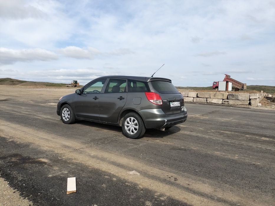 Toyota matrix 2004 года.