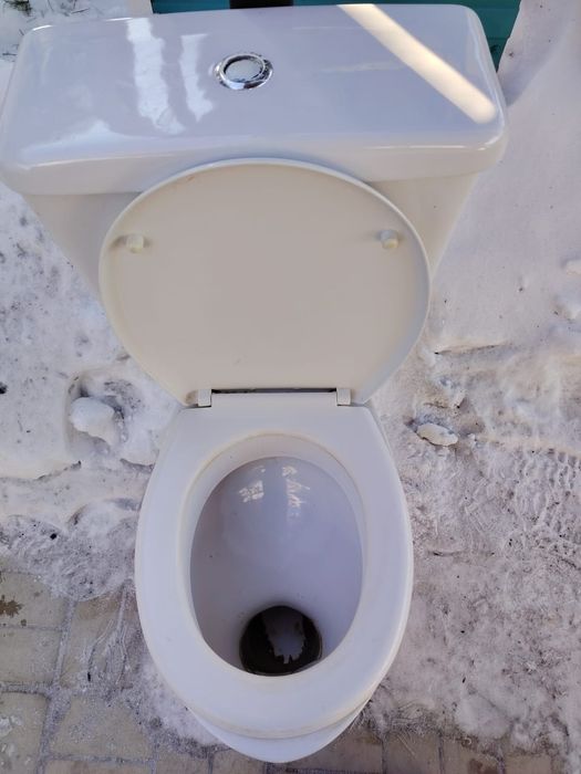 Продам унитаз с бочком