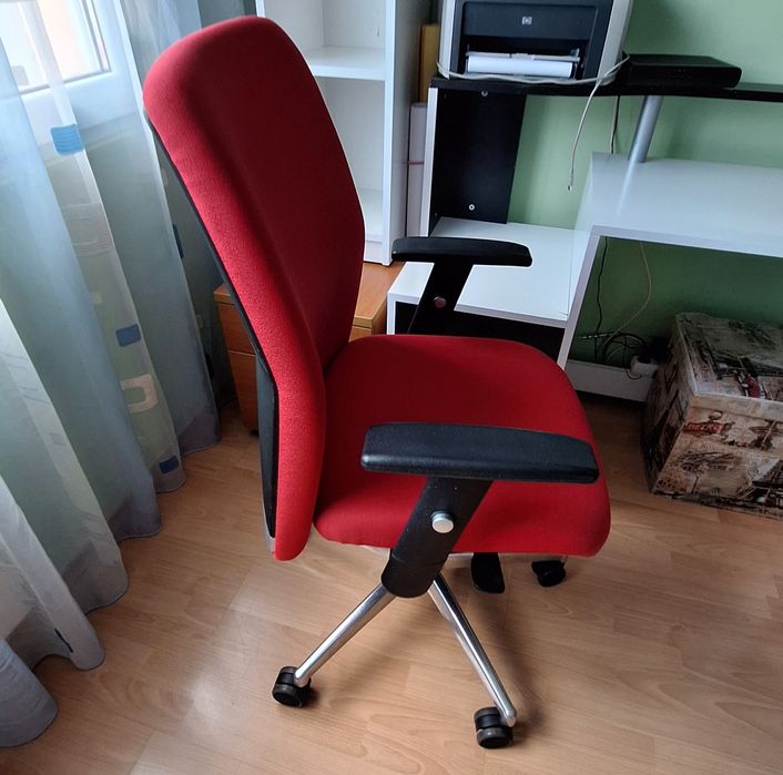 Ученическо бюро с допълнителни рафтове и ученически стол!