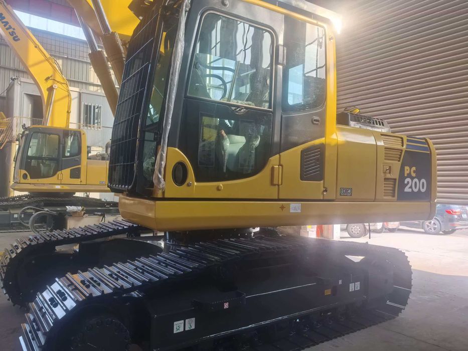 Гусеничный экскаватор Komatsu PC200-8M0