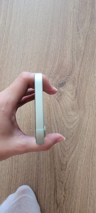 Продавам Iphone 12; 128GB. Състояние на батерията 81%.