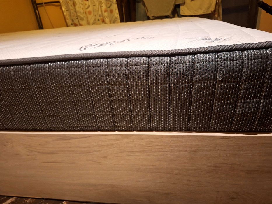 Продавам матрак + рамка