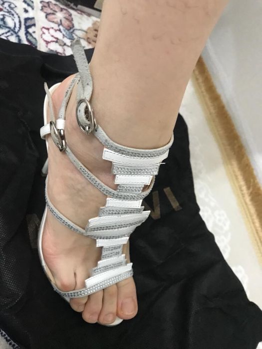 Элегантные кожаные босоножки