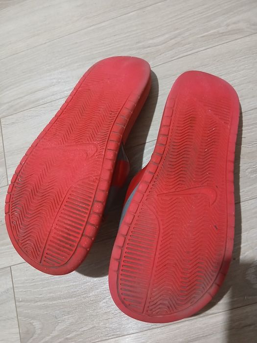 Тапочки Nike Benassi красного цвета оригинал