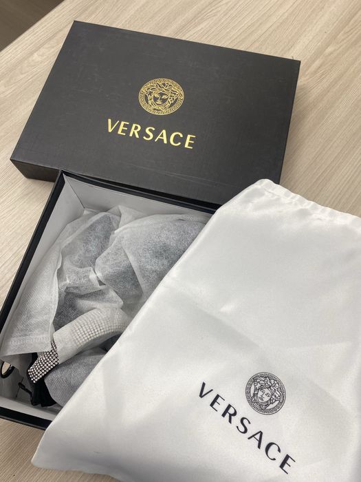 Черные каблуки от VERSACE