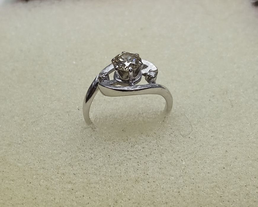 Золотое кольцо с бриллиантом