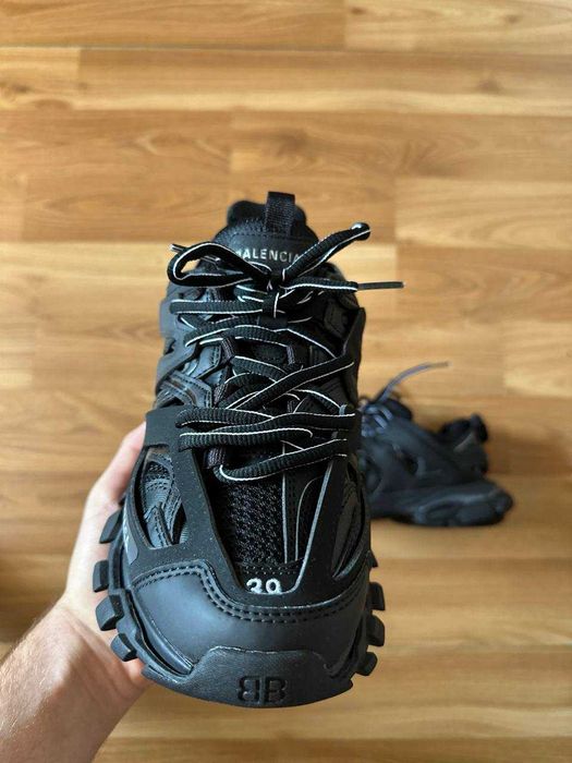 Sneakers Balenciaga cu eticheta (nu Nike, Gucci, Adidas, Balenciaga)